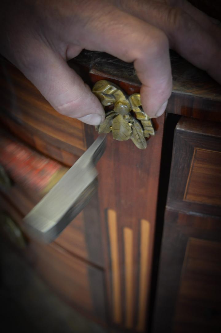 travaux de précision de marqueterie sur meuble
