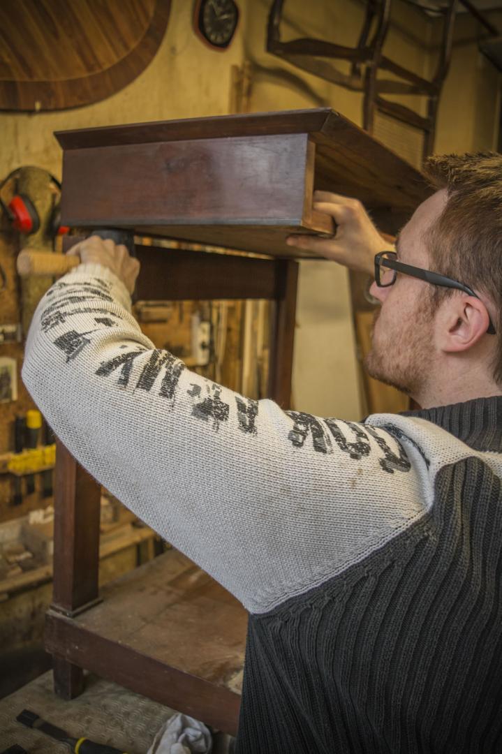 photo d'un artisan ébeniste à l'atelier Fabry réstauration
